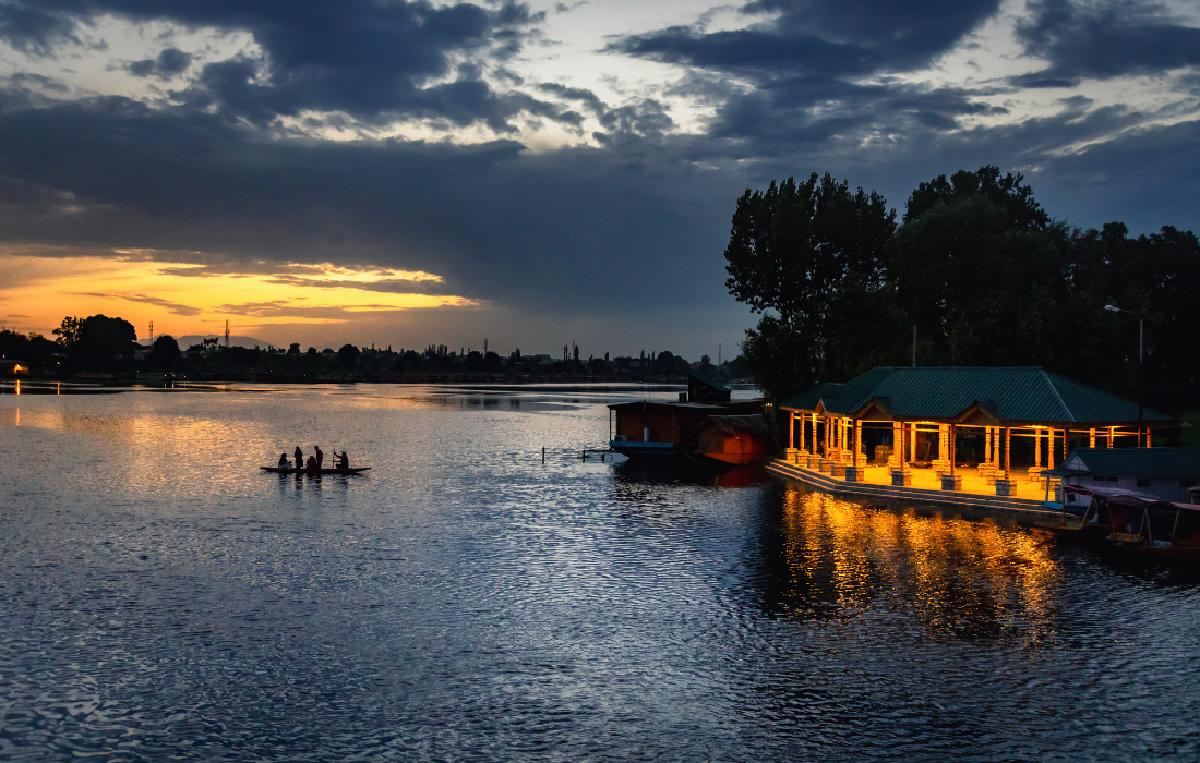Shikara Ride in Dal lake (At your own cost )